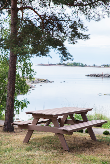 Kolberga picnicmøbelsæt i trækomposit ved havet