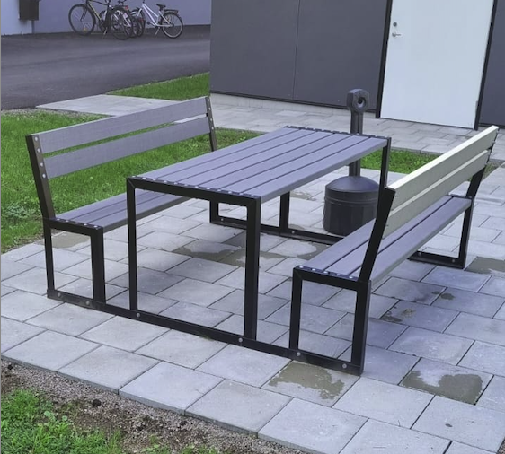 Moderne borde og bænke i komposit
