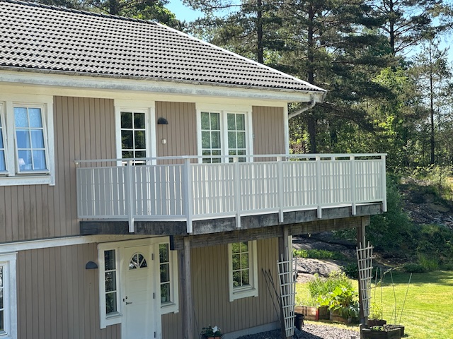 Hegn i komposit leveret til projekt i Kungsbacka