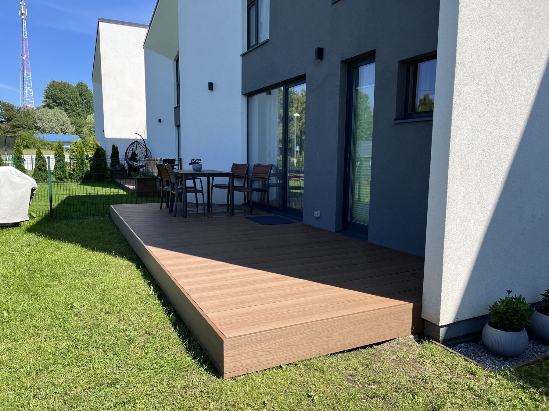 Udeareal med kompositterrasse (inspirationsbillede)